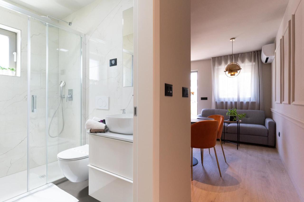 Prestige Studio Apartment ロヴィニ エクステリア 写真