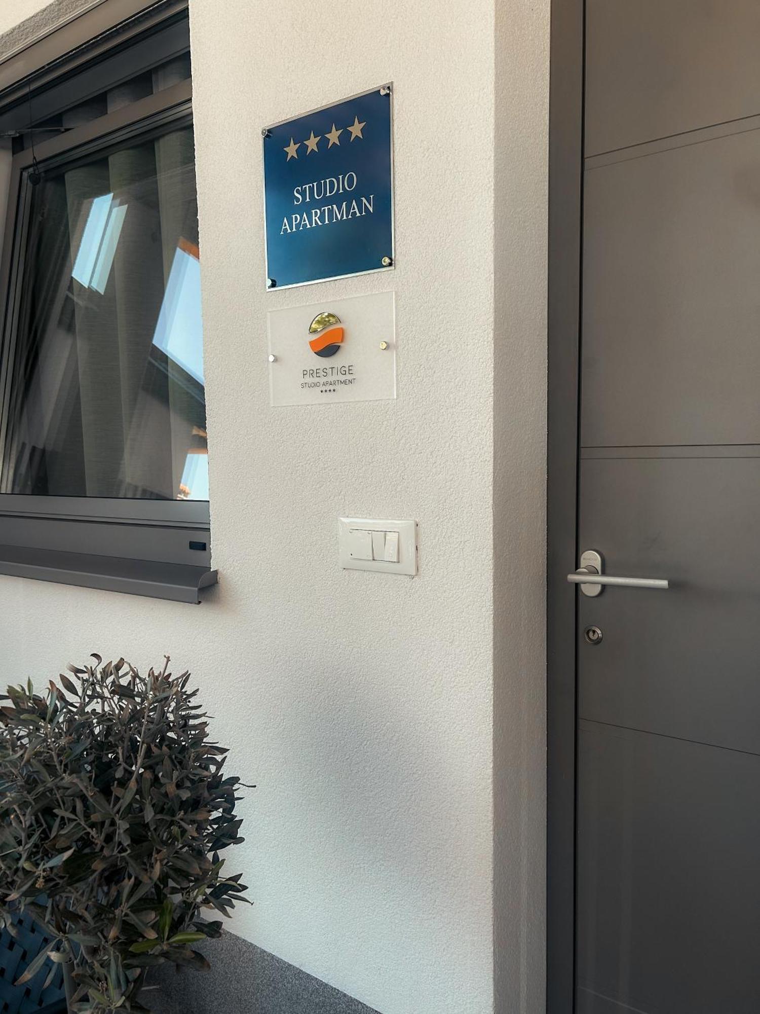 Prestige Studio Apartment ロヴィニ エクステリア 写真