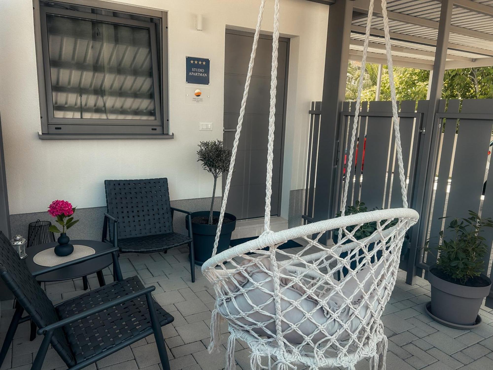 Prestige Studio Apartment ロヴィニ エクステリア 写真